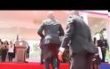 Κλάμααα! Η απίστευτη τούμπα του Ολάντ... [video]