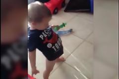 ΠΟΛΥ ΓΕΛΙΟ - Δείτε τι κάνει το αγοράκι όταν του ζητούν να κάνει τη μαμά! [video]