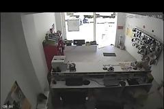 Κάμερα καταγράφει απόπειρα κλοπής σε μηχανάκι στον Πύργο... [video]
