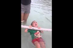 Ο πιτσιρικάς ουρλιάζει γιατί νομίζει ότι θα πνιγεί - Για δείτε καλύτερα... [video]