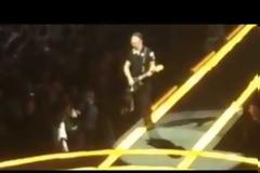 Ο κιθαρίστας των U2 έπεσε από τη σκηνή, αλλά η συναυλία... [video]