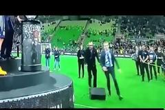 Ο πρόεδρος έφαγε μια... μεγαλοπρεπέστατη τούμπα την ώρα της απονομής - Μη τη χάσετε... [video]