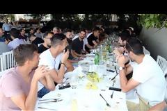 ΔΕΛΤΙΟ ΤΥΠΟΥ ΠΑΕ ΟΛΥΜΠΙΑΚΟΣ : ΟΙΚΟΓΕΝΕΙΑΚΟ ΓΕΥΜΑ ΣΤΟ ΜΙΚΡΟΛΙΜΑΝΟ (VIDEO & PHOTOS)
