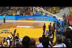 Ένταση και διακοπή στο Αρης - ΑΕΚ [video]