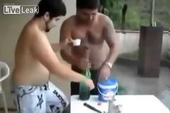 ΠΡΟΣΟΧΗ μην το κάνετε σπίτι - Έβαλαν κοκα κόλα μαζί με χλωρίνη! Δεν φαντάζεστε τι έγινε...