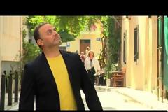 Έπαθαν ΣΟΚ οι περαστικοί - ΓΝΩΣΤΟΣ παρουσιαστής γλίτωσε παρά τρίχα [video]
