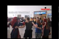 Χόρεψαν συρτάκι τουρίστες από τη Σουηδία στο Αεροδρόμιο της Καβάλας! [video]