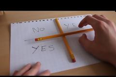Charlie charlie challenge: Τι είναι ακριβώς αυτό το παιχνίδι που έγινε viral;