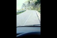 Δυτική Ελλάδα: Αυτοκίνητο ανεβαίνει χωρίς γκάζι στην... ανηφόρα! - Δείτε τα εντυπωσιακά βίντεο