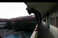 Είναι τρελός! Τι συμβαίνει όταν ένας άμυαλος¨πηδάει από τον 3ο όροφο στην πισίνα; [video]