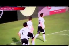 Αν και πεσμένος σκόραρε με ψαλιδάκι!