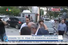 Μάνα γονατίζει μπροστά στον Παναγιώτη Κουρουμπλή και κλαίει – Δείτε το video