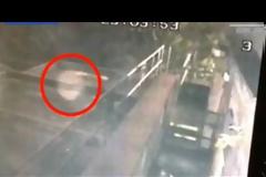 Ανατριχιαστικό βίντεο: Φάντασμα βολτάρει σε εγκαταλελειμμένη παμπ... [video]