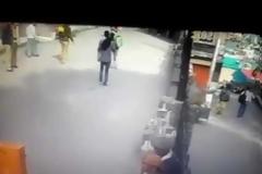 Τι έπαθε όταν έδειξε το μεσαίο δάχτυλο σε μια μαϊμού; [video]