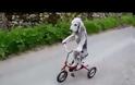 ΑΠΙΣΤΕΥΤΟ: Αυτός ο σκύλος κάνει... ποδήλατο [video]