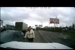 Τρελή Ρωσίδα τα σπάει... πιστεύοντας πως την πνίγει το δίκιο! [video]
