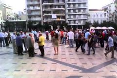Πάτρα - Τώρα: Συγκέντρωση του Κινήματος Μένουμε Ευρώπη στην πλατεία Γεωργίου [video] [photo]