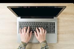 Ζεστάθηκε το laptop του και έκανε κάτι που δεν πρέπει να κάνετε ποτέ... [video]