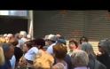 Άνοιξαν τα ΑΤΜ - Ουρές από τους πολίτες - Τι θα γίνει με τις συντάξεις