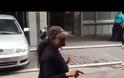 Η Ελένη Λουκά δίνει ρέστα - Νέο επεισόδιο έξω από το ΥΠΟΙΚ ψάχνοντας τον Γιάνη Βαρουφάκη... [photos+video]