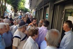 Πάτρα: Ουρές συνταξιούχων για τα 120 ευρώ και σπρώξιμο για να μπουν στις τράπεζες - Δείτε βίντεο