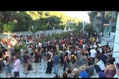 Διαμαρτυρίες παραμονή δημοψηφίσματος σε ΣΚΑΙ και MEGA - Δείτε βίντεο