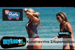 Η Κωνσταντίνα Σπυροπούλου με μαγιό και χωρίς ρετούς σε παραλία της Μυκόνου