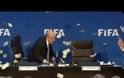 Ξεφτίλισε τον Blatter πετώντας του δολάρια στα μούτρα - Απίστευτο βίντεο
