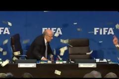 Ξεφτίλισε τον Blatter πετώντας του δολάρια στα μούτρα - Απίστευτο βίντεο