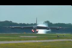 Το B-52 για πρώτη φορά στο Oshkosh AirVenture με μια εντυπωσιακή προσγείωση [video]