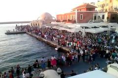 Όλα τα Χανιά μια αγκαλιά χόρεψαν συρτάκι στο Παλιό Λιμάνι [photo] [video]