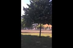 ΑΠΙΣΤΕΥΤΟ ΞΥΛΟ ΜΕΤΑΞΥ ΟΠΑΔΩΝ ΜΕ... ΣΥΝΘΗΜΑ : «ΧΩΡΙΣ ΜΑΧΑΙΡΙΑ, ΜΟΝΟ ΓΡΟΘΙΕΣ»! *ΒΙΝΤΕΟ*