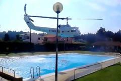 Είναι θεόμουρλος ο πιλότος του ελικοπτέρου - Γεμίζει νερό από... πισίνα [video]