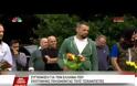 Ρίγη συγκίνησης επικράτησε στον τάφο του Έλληνα που σκοτώθηκε πολεμώντας τους τζιχαντιστές - Το βίντεο καθηλώνει...