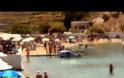 Που το είχε το μυαλό του; - Αυτοκίνητο έκανε... βουτιά σε παραλία της Σύρου [video]