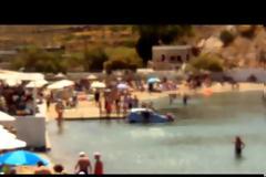 Που το είχε το μυαλό του; - Αυτοκίνητο έκανε... βουτιά σε παραλία της Σύρου [video]