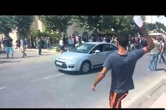 Απίστευτο βίντεο ντοκουμέντο! Μετανάστες επιτίθενται στο αυτοκίνητο της Ασφάλειας Κω