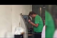 Μεθυσμένος στο ΑΤΜ: Θα γελάσετε μέχρι δακρύων [video]