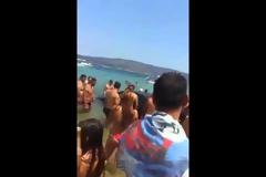 Τι σκεφτόταν; - Αυτοκίνητο προσγειώθηκε στη θάλασσα, σε παραλία της Χαλκιδικής [video]