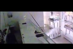 Ίσως ο πιο αστείος ληστής όλων των εποχών - Οι τακτικές του για να αποφύγει την κάμερα είναι πραγματικά για γέλια... [video]