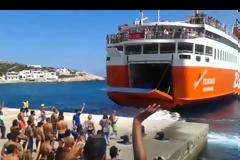 Δείτε πως αποχαιρετά ο καπετάνιος του “Αδαμάντιος Κοραής” τους κατοίκους και τους παραθεριστές στη Σίκινο [video]