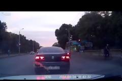 Παγκόσμια πατέντα: Αυτοκίνητο αλλάζει πινακίδες κυκλοφορίας καθ οδόν... [video]