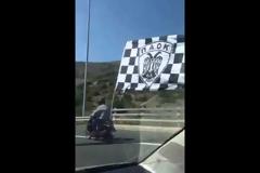 ΤΡΕΛΑΜΕΝΟΣ! Ο απίστευτος ΠΑΟΚ-τζης οδηγός της εθνικής οδού – Δείτε τι έκανε... [video]