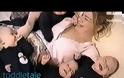 Τετράδυμα ξεκαρδίζονται στο γέλιο στην αγκαλιά της μαμάς τους [Video]