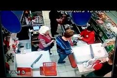 Ρώσος έριξε μπουνιά σε γιαγιά στην ουρά του Σούπερ Μάρκετ [video]