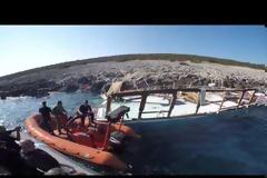 Εικόνες ΣΟΚ από το ναυάγιο στο Φαρμακονήσι - Δείτε τα βίντεο του λιμενικού