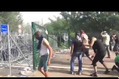 Διχάζει την Ευρώπη το  κύμα προσφύγων - Εμπόλεμη ζώνη στην Ουγγαρία