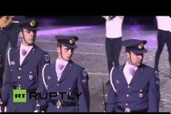 Mάγεψε η Μπάντα & το Συρτάκι των Αμαζόνων της ΠΑ στη Κόκκινη Πλατεία …Στο ουρανό οι Ιαχές των Ρώσων ! (video)