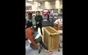 Απίστευτο ξύλο μέσα σε σούπερ μάρκετ για ένα... κοτόπουλο [video]