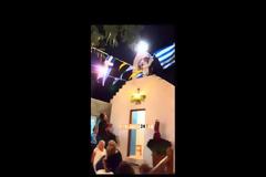 Επική είσοδος τραγουδιστή σε πανηγύρι στην Μύκονο - Τι έκανε ο Θεός... [video]